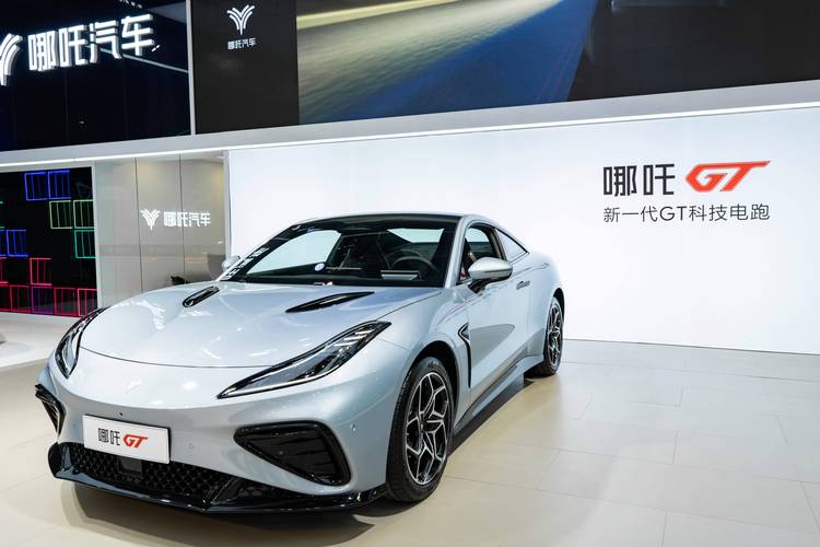 佛山86哪吒汽车在智能汽车领域的表现，领途汽车在新能源汽车市场中的影响力